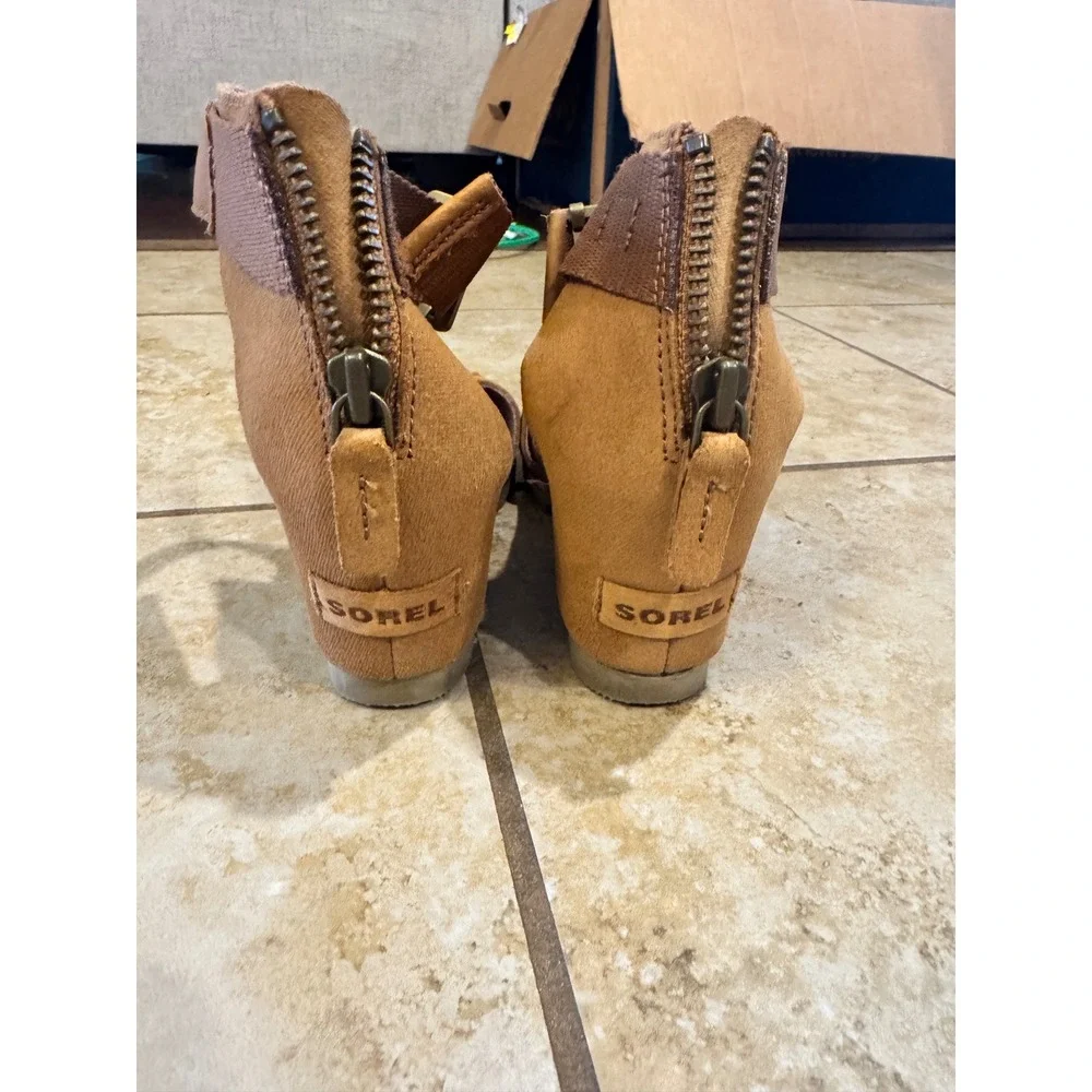 Sorel Joanie II Ankle Strap Wedge Sandals Tan Leather Scalloped Sole Women